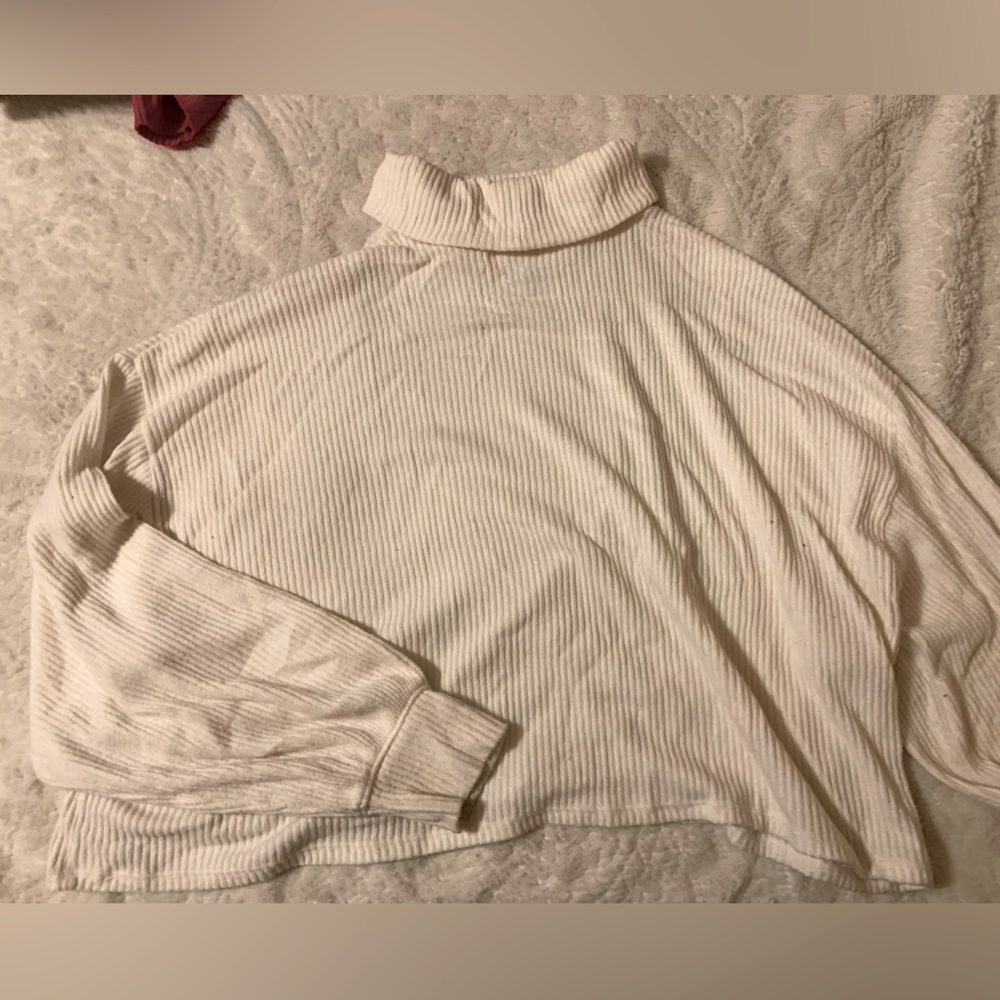Medium. White. Brand.: Hollister. Long sleeve, comfy turtleneck.